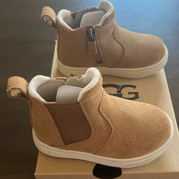 LIKE NEW Unisex Uggs Size  Toddler 6 - Picture 1 of 4
